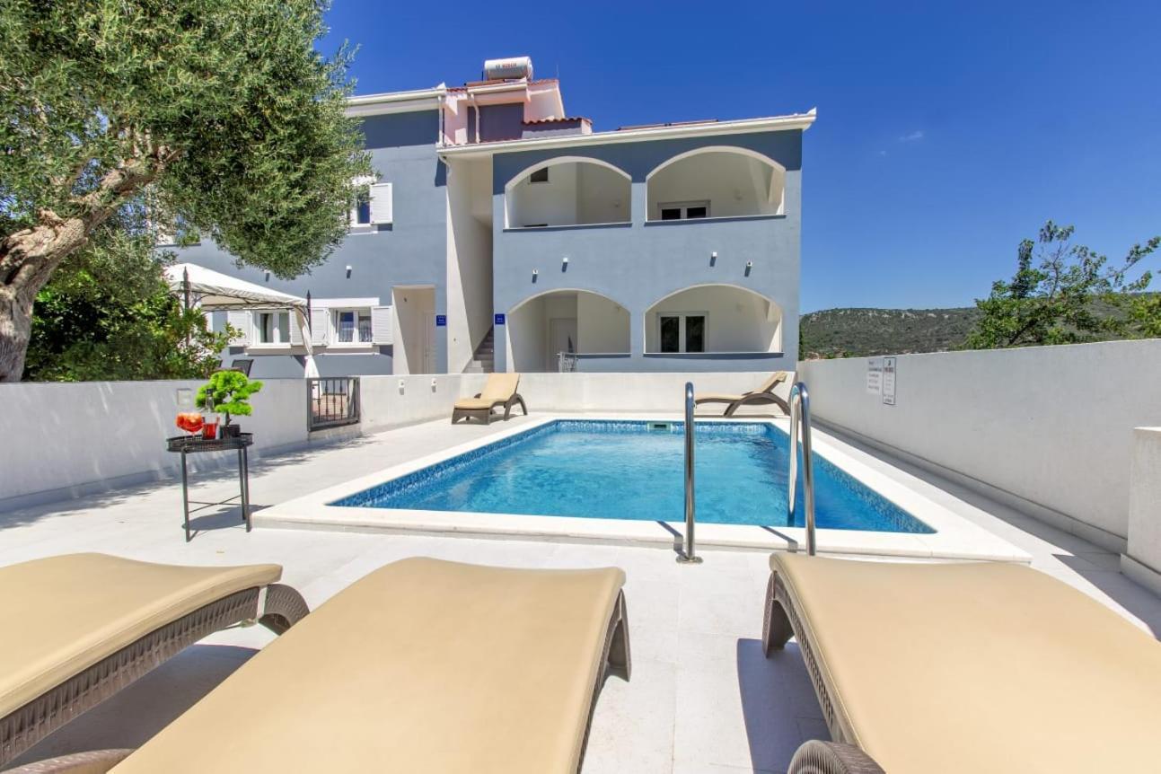 Villa Dalmatian Child With Swimming Pool, Close To The Beach Vinišće Eksteriør billede