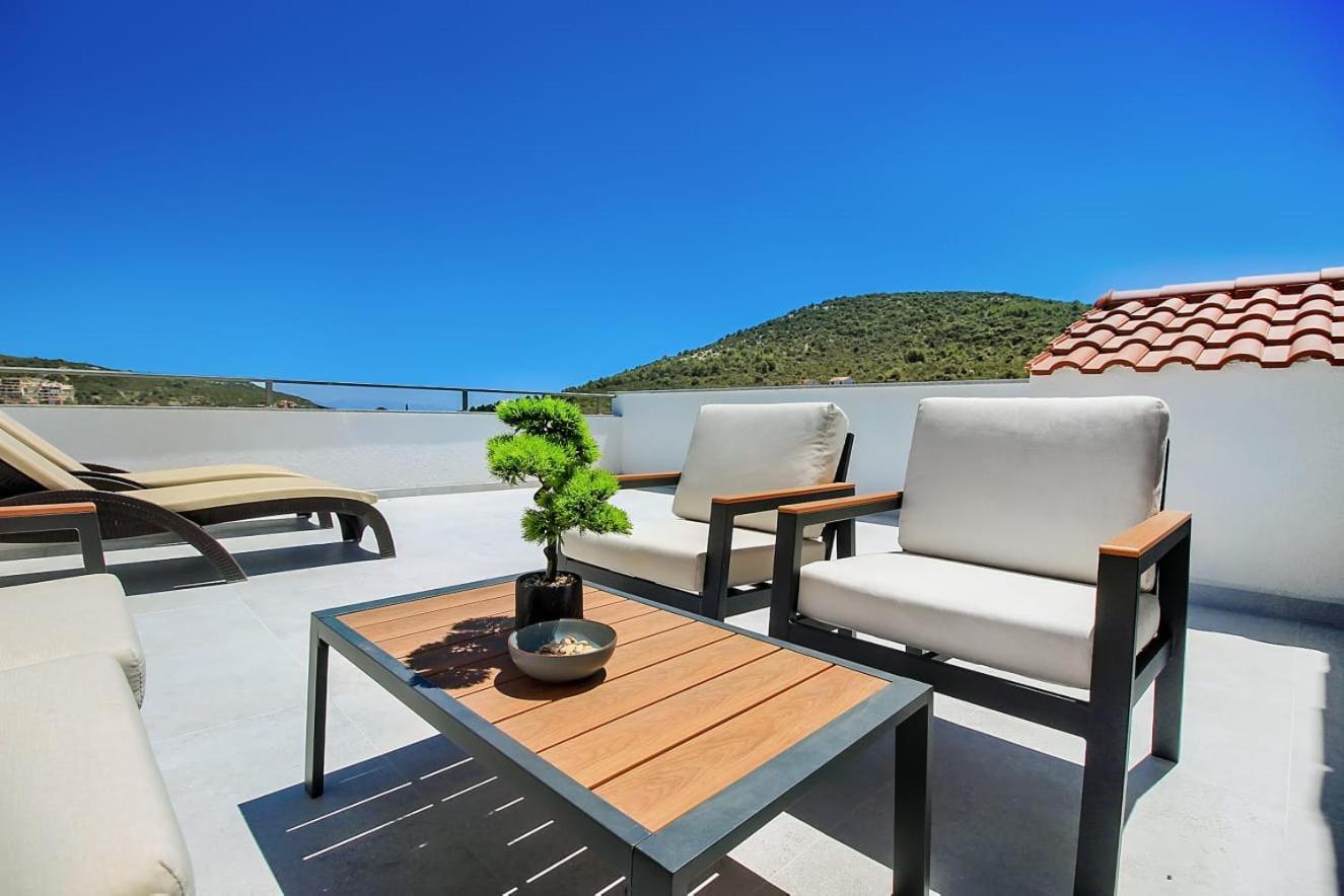 Villa Dalmatian Child With Swimming Pool, Close To The Beach Vinišće Eksteriør billede
