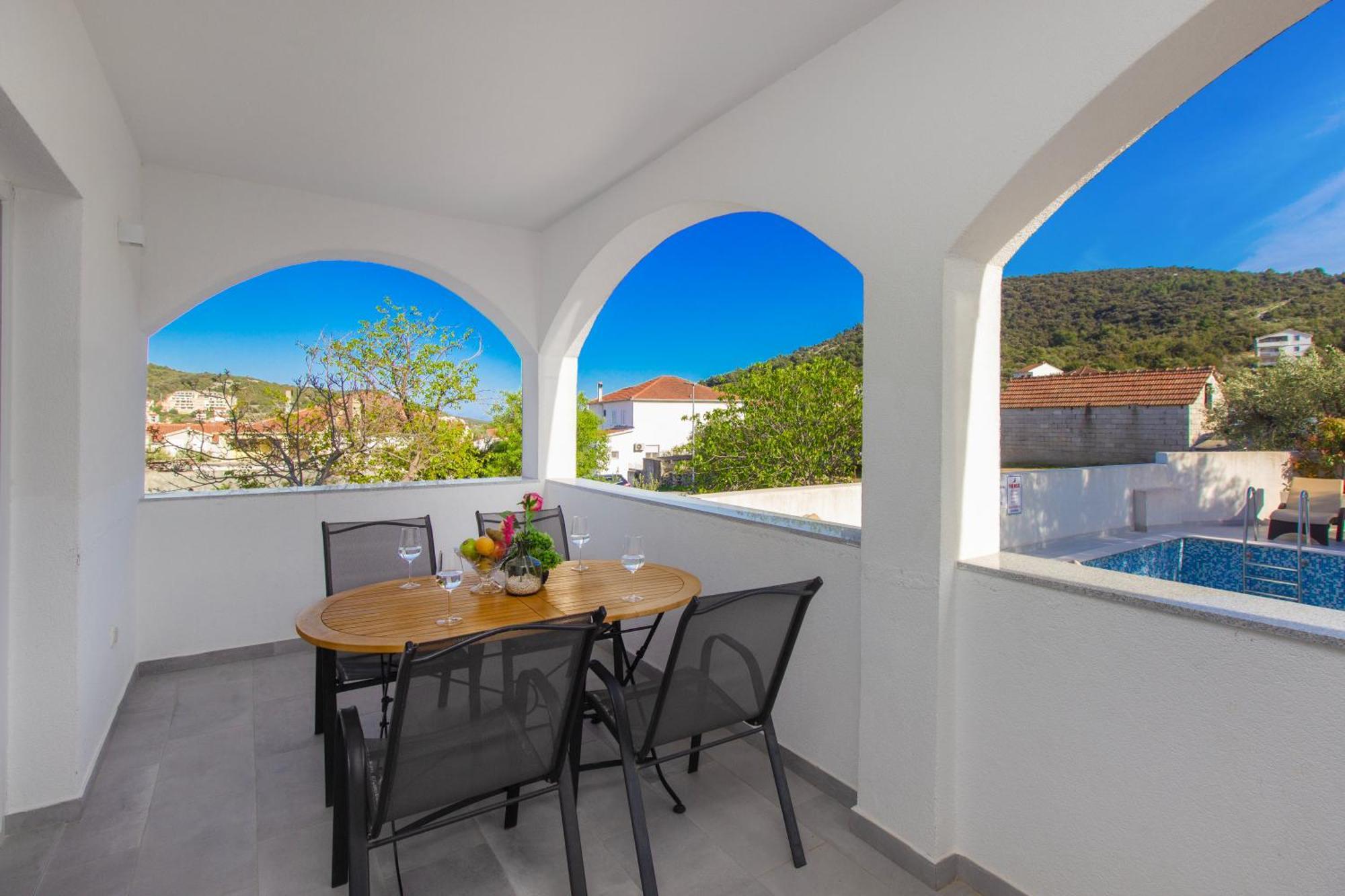 Villa Dalmatian Child With Swimming Pool, Close To The Beach Vinišće Eksteriør billede