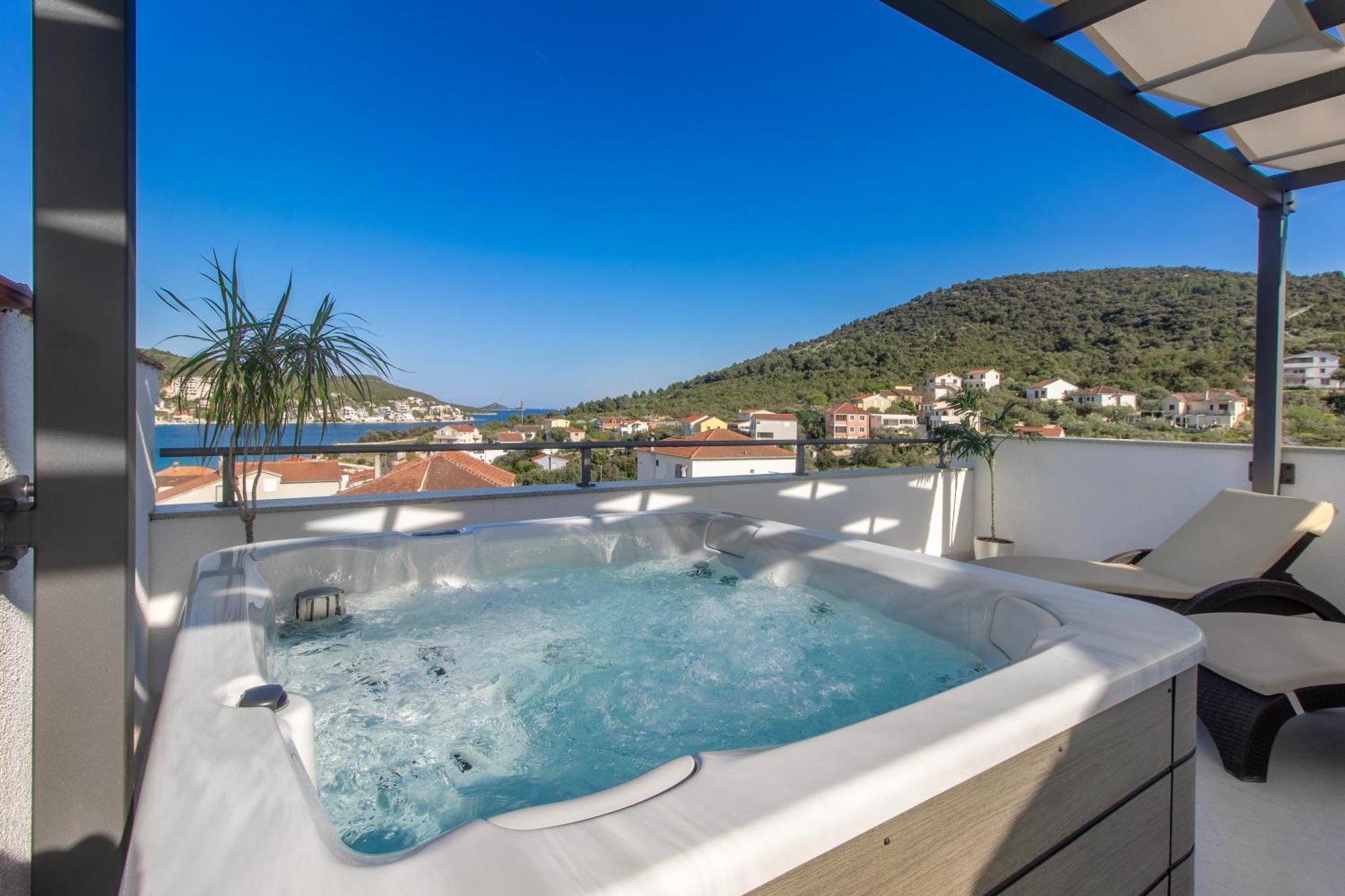 Villa Dalmatian Child With Swimming Pool, Close To The Beach Vinišće Eksteriør billede